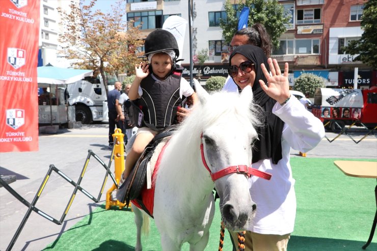 Niğde'deki "Pony Club" etkinliğinde çocuklar ata bindi