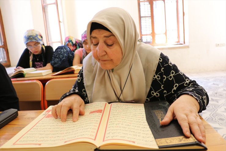 Torunuyla katıldığı kursta 70 yaşında Kur'an okumayı öğrendi