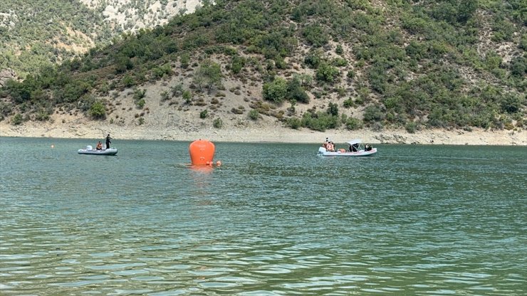 Adana'da göle düşen helikopterin sudan çıkarılması için çalışmalar sürüyor