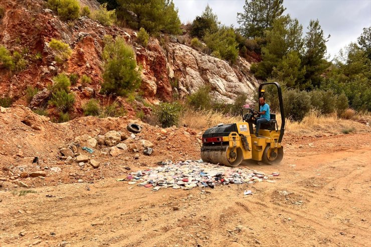 Alanya'da 7 bin 857 şişe sahte parfüm ele geçirildi