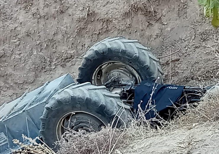 Aydın'da devrilen traktördeki çift öldü, çocukları yaralandı