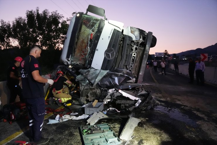 Bolu Dağı'nda zincirleme kazada tırın altında kalan otomobilin sürücüsü kurtarıldı