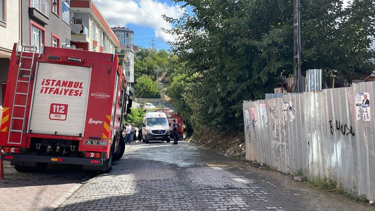 Eyüpsultan'da fren yerine gaza basan otomobildeki sürücü, aracın devrilmesiyle yaralandı