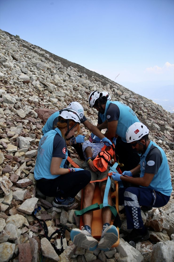 Fethiye'de UMKE tatbikatında, kayalıklara düşen yamaç paraşütü pilotu kurtarıldı