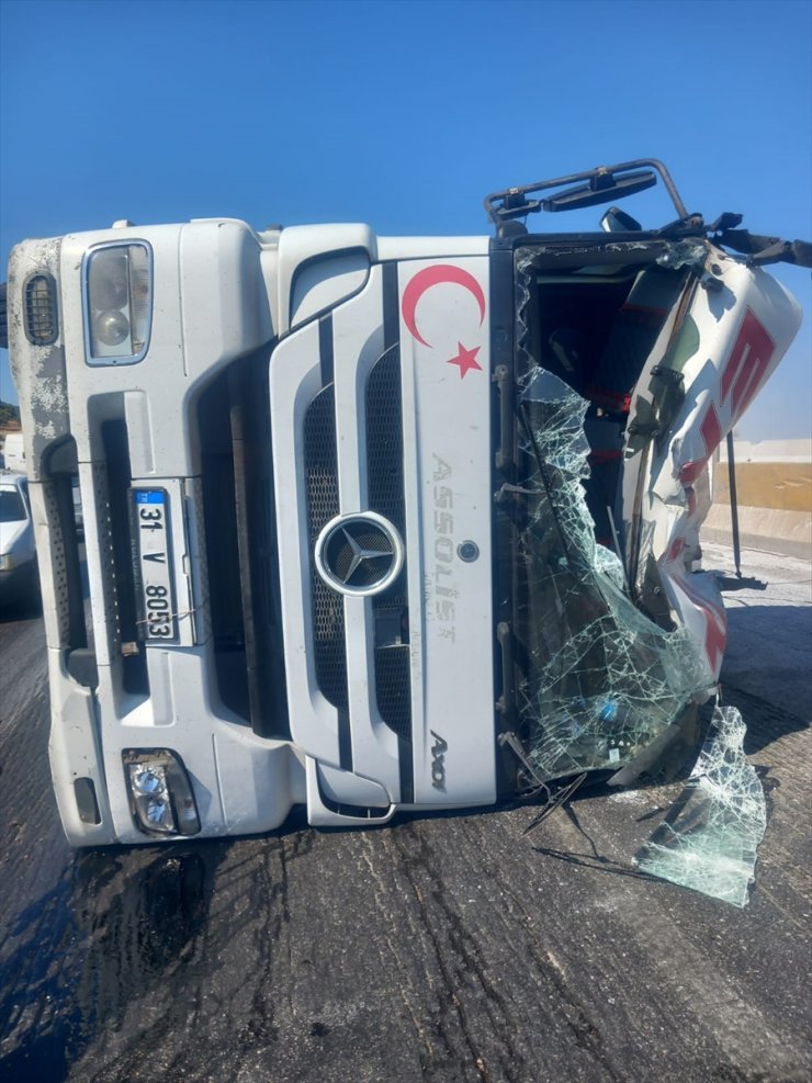 Hatay'da devrilen tırın sürücüsü yaralandı