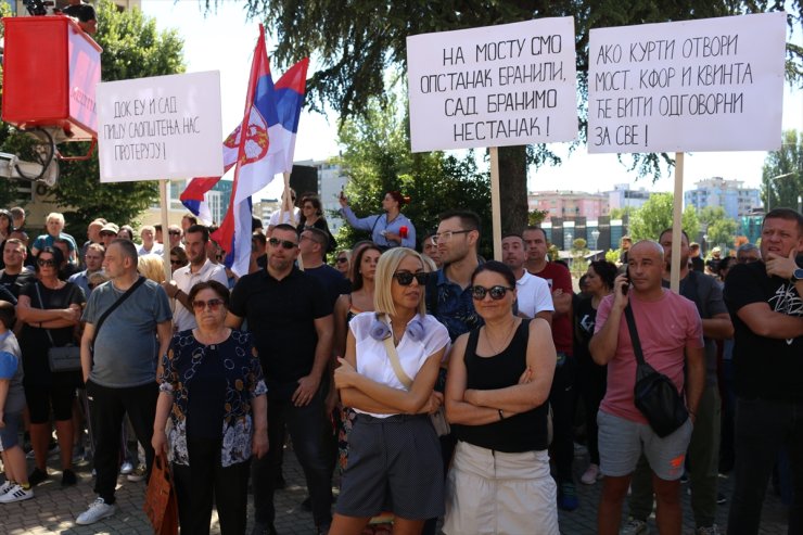 Kosova'nın kuzeyindeki Mitroviça'da Sırplar gösteri düzenledi