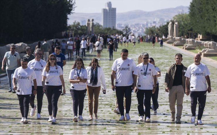 Paris 2024'e katılan milli atıcılar, Anıtkabir'i ziyaret etti