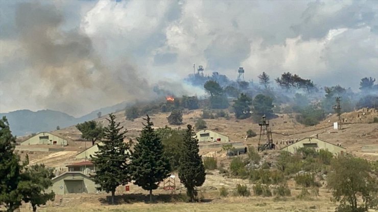 Sakarya'da askeri kışladaki ağaçlık alanda çıkan yangın kontrol altına alındı