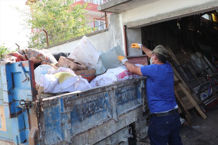 Samsun'da bir evden 4 römork çöp çıkarıldı