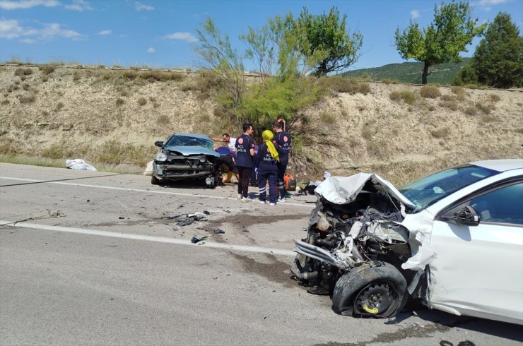 Sinop'ta iki otomobilin çarpıştığı kazada 1 kişi öldü, 5 kişi yaralandı