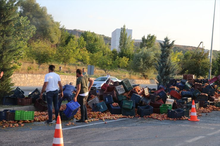 Tokat'ta kamyondan düşen kasalarca şeftali kara yoluna savruldu