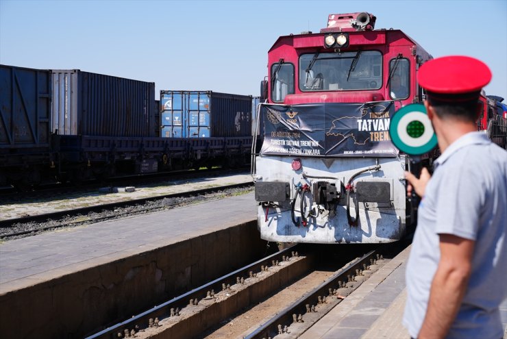 Turistik Tatvan Treni Elazığ'da mola verdi, yolcular şehri gezdi