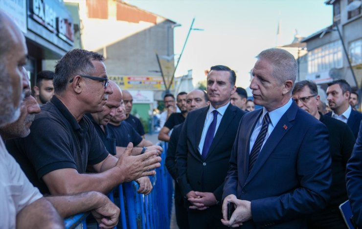 Vali Gül Pendik'te İETT otobüsünün çarptığı binayı inceledi