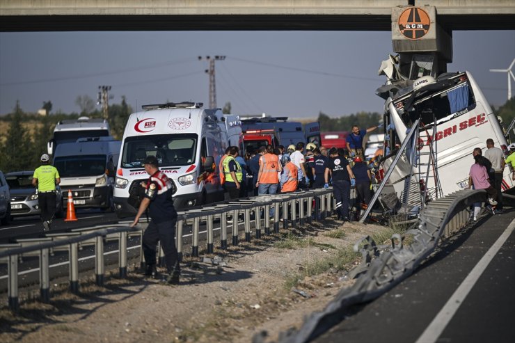 DERLEME - Ankara'da yolcu otobüsünün karıştığı kazaya ilişkin haberlerimizi derleyerek yayımlıyoruz