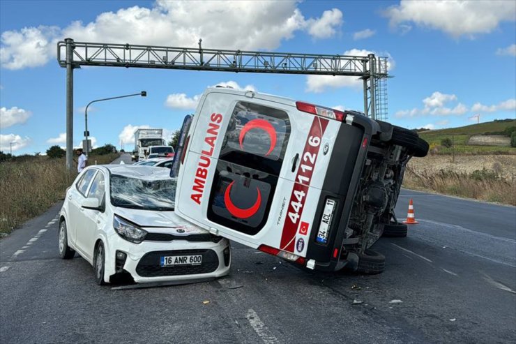 Arnavutköy'de ambulansın da karıştığı zincirleme kazada 4 kişi yaralandı