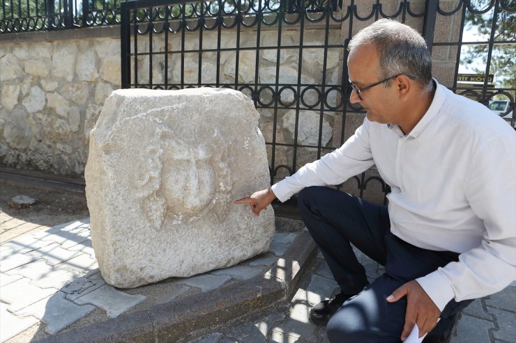 Çorum'da altyapı çalışması sırasında "Dionysos" kabartmalı ağırlık taşı bulundu