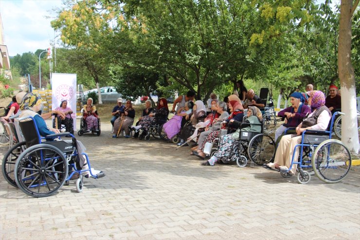 Düzce'de huzurevi sakinleri için dondurma şenliği yapıldı