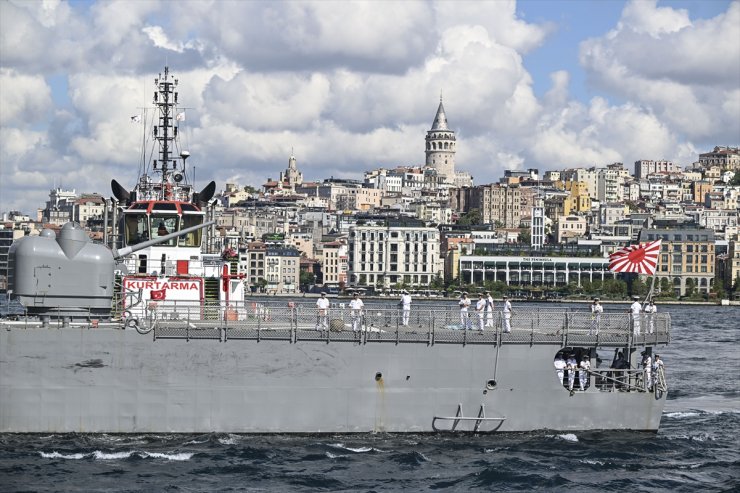 Japonya Deniz Öz Savunma Kuvvetleri eğitim gemileri İstanbul Sarayburnu Limanı'na demirledi