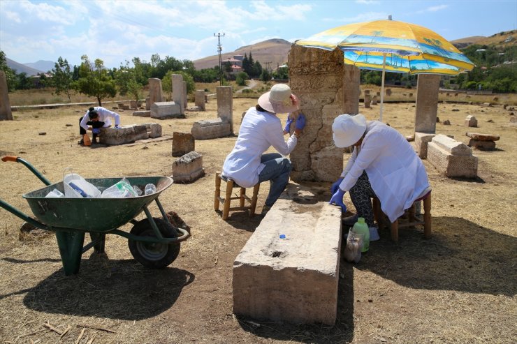 Van Gölü'nden çıkarılan Selçuklu mezar taşları ait oldukları yere taşındı