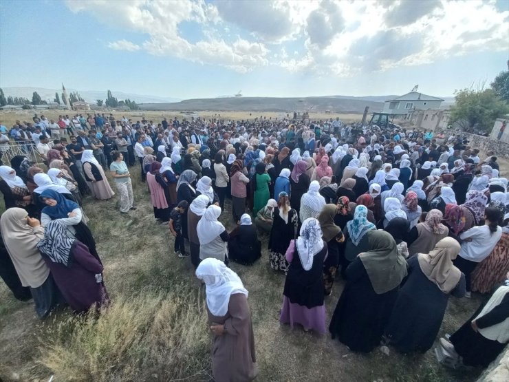 Ankara'daki otobüs kazasında hayatını kaybeden 5 kişinin cenazesi Ağrı'da defnedildi