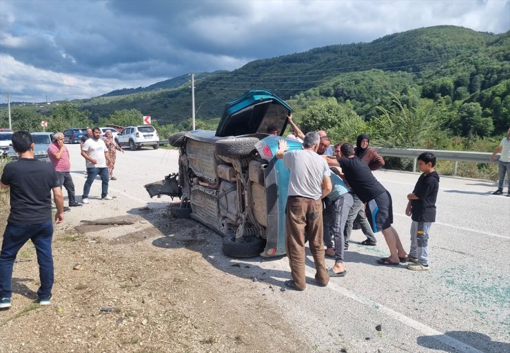 Düzce'de devrilen otomobildeki 3 kişi yaralandı