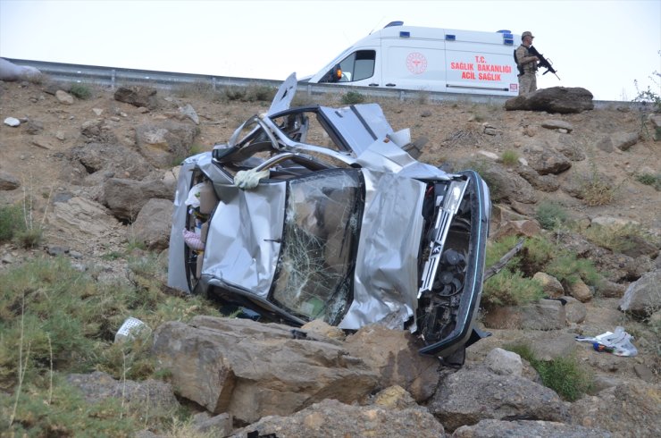 Hakkari'de şarampole devrilen otomobilde İran uyruklu 1 kişi öldü, 3 kişi yaralandı