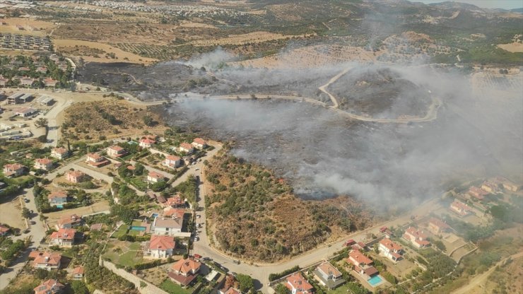 İzmir'de makilik alanda çıkan yangına müdahale ediliyor