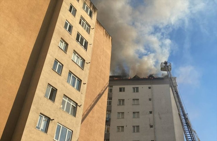 Kağıthane'de 13 katlı binanın çatısında çıkan yangın söndürüldü