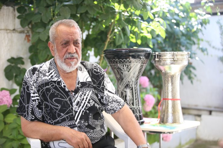 Kırklarelili 80 yaşındaki müzisyen, 64 yıldır ekmeğini darbuka çalarak kazanıyor