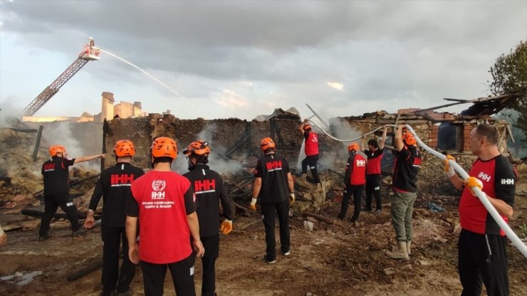 Kütahya'da ekmek fırınında çıkıp samanlık ve ahıra sıçrayan yangın söndürüldü