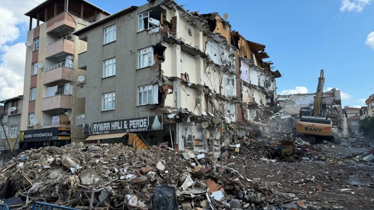 Pendik'te İETT otobüsünün çarptığı binanın yıkım çalışması devam ediyor