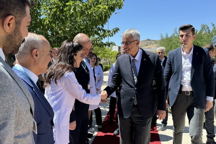 Sağlık Bakanı Memişoğlu, Elazığ'da sağlık çalışanlarını ve esnafı ziyaret etti