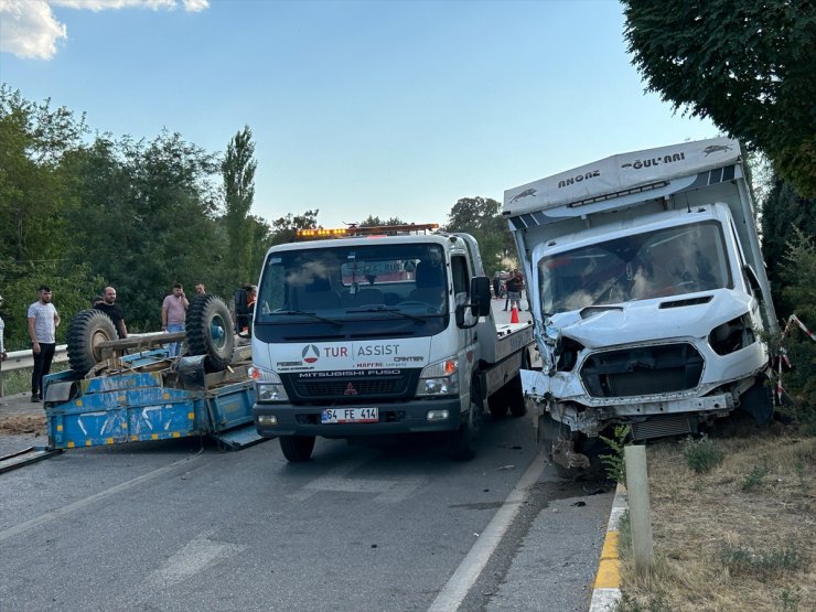 Uşak'ta traktör ile kamyonet çarpıştı 1 kişi öldü