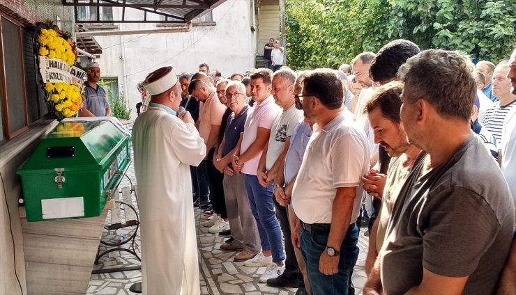 Zonguldak'ta savrulan taksinin çarptığı kadının cenazesi toprağa verildi