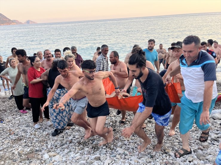 Antalya'da bir genç denizde boğulma tehlikesi geçirdi