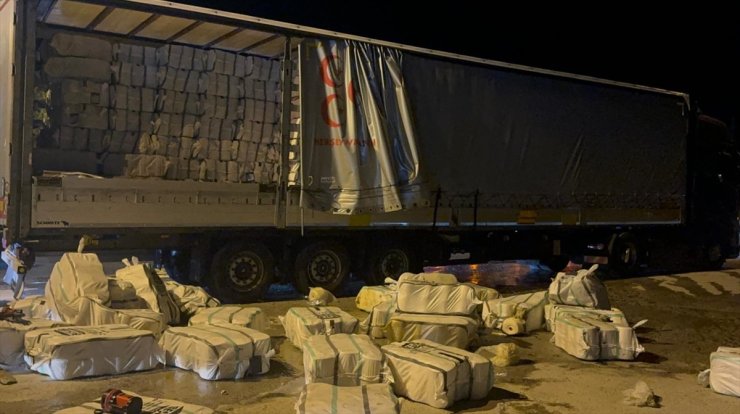 Bolu Dağı'nda iplik yüklü tırda çıkan yangını itfaiye söndürdü