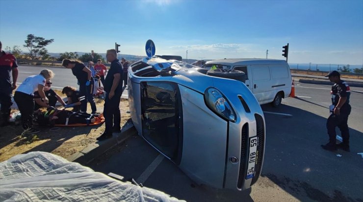 Çanakkale'de otomobille minibüsün çarpıştığı kazada 7 kişi yaralandı