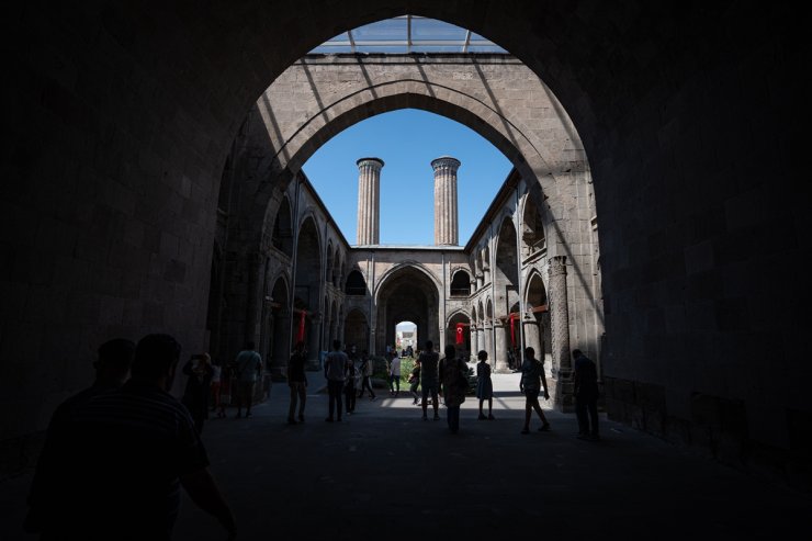 Çifte Minareli Medrese yapısı ve sergilenen eserlerle ziyaretçilerin dikkatini çekiyor