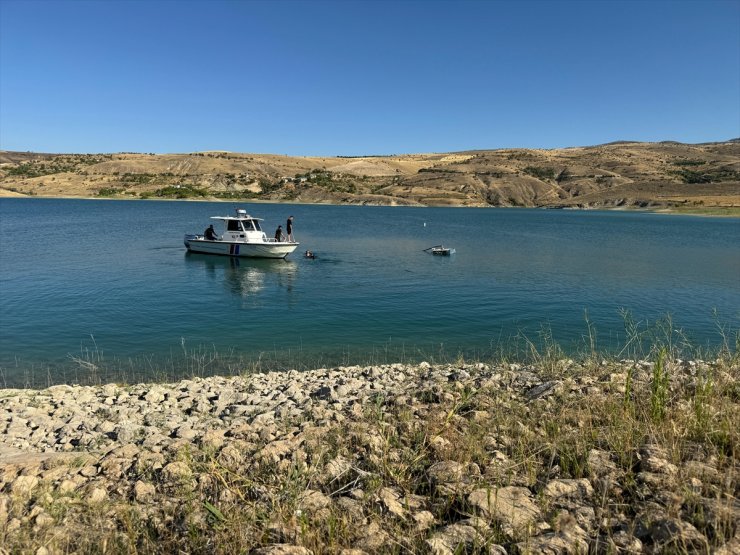 Elazığ'da baraj gölünde kaybolan genç için arama çalışması başlatıldı