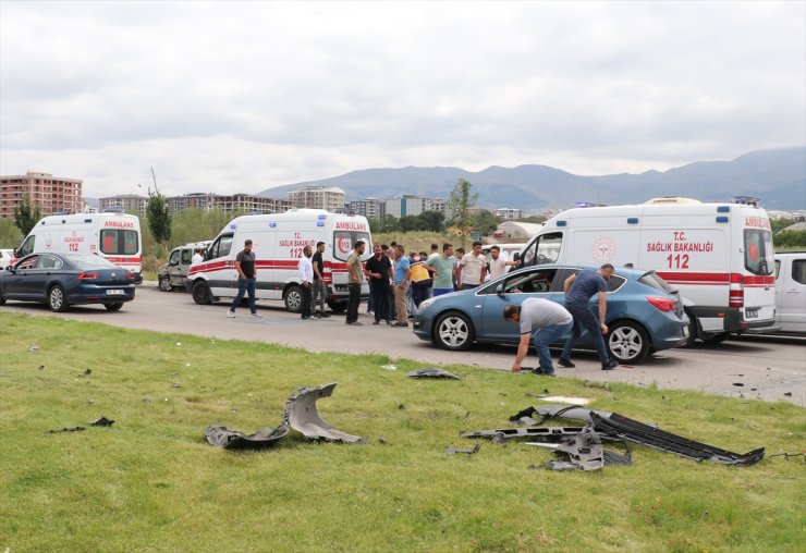 Erzurum'da iki hafif ticari araç çarpıştı, 9 kişi yaralandı