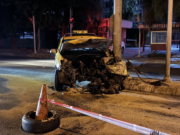 İzmir'de ticari taksiyle çarpışan otomobilin sürücüsü ağır yaralandı