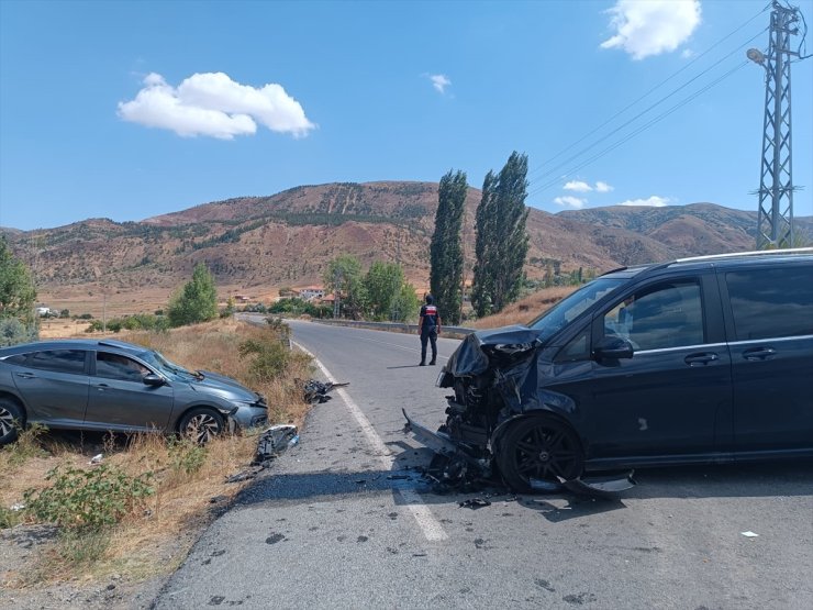 Kayseri'de otomobille minibüsün çarpışması sonucu 9 kişi yaralandı