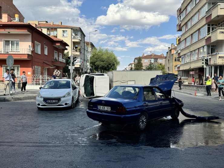 Kayseri'de zincirleme trafik kazasında 3 kişi yaralandı