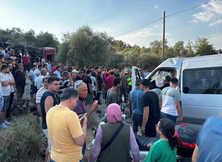 GÜNCELLEME - Muğla'da arazöz ile minibüsün çarpıştığı kazada 15 kişi yaralandı