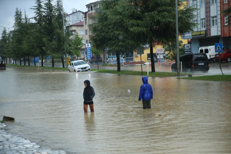 Ordu'nun Altınordu ilçesinde şiddetli yağış su baskınlarına neden oldu