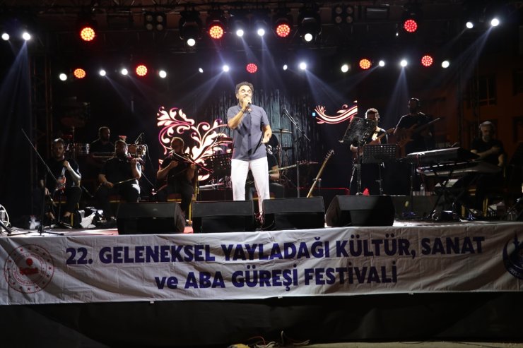 Oyuncu ve şarkıcı Uğur Aslan Hatay'da konser verdi