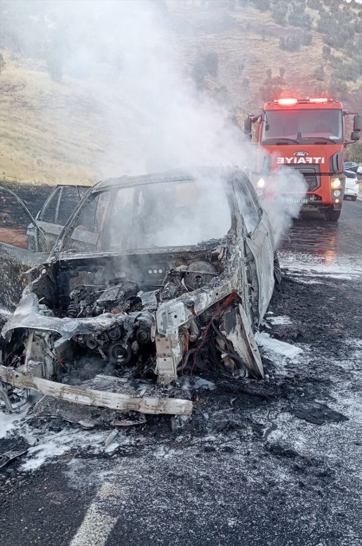 Şırnak'ta seyir halindeyken alev alan otomobil kullanılamaz hale geldi