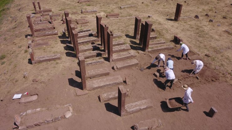 Ahlat Selçuklu Meydan Mezarlığı'nda Birinci Dünya Savaşı'nın oluşturduğu tahribatın izleri siliniyor