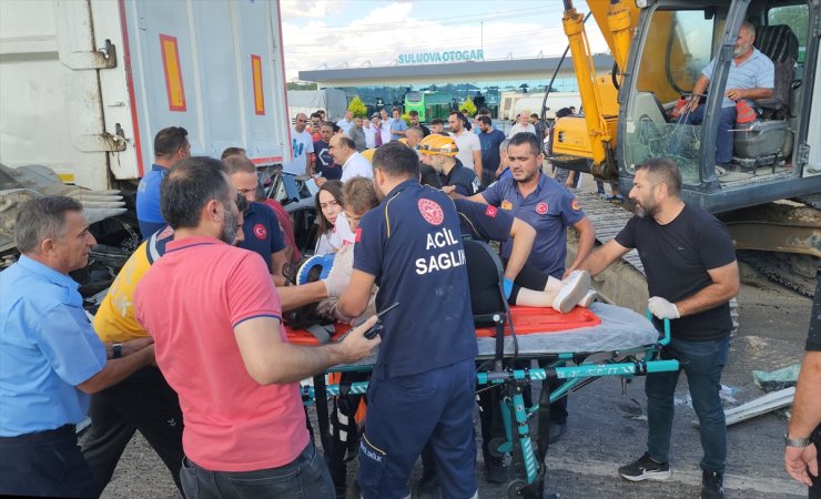 Amasya'da tıra çarpan otomobildeki 1 kişi öldü, 3 kişi yaralandı