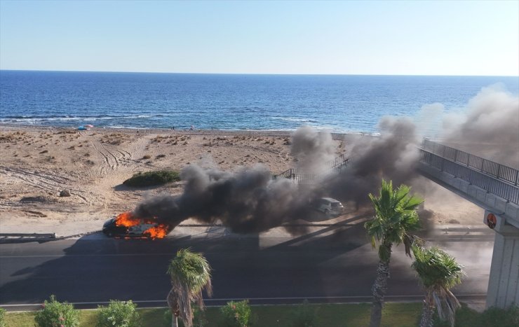 Antalya'da seyir halindeki minibüs yandı